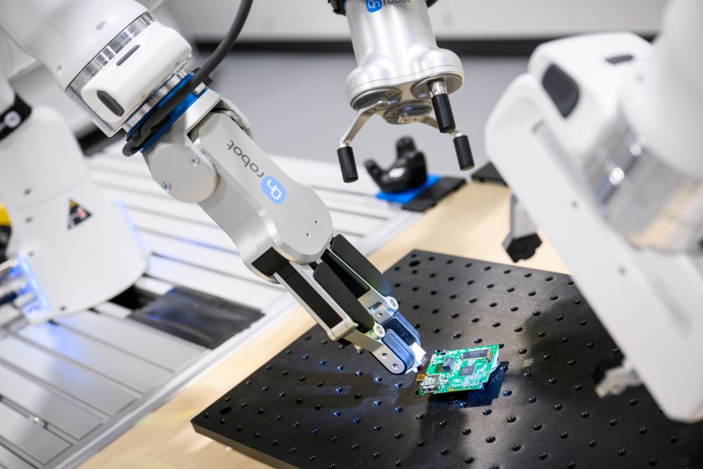 Schwenkarmroboter bauen Chip