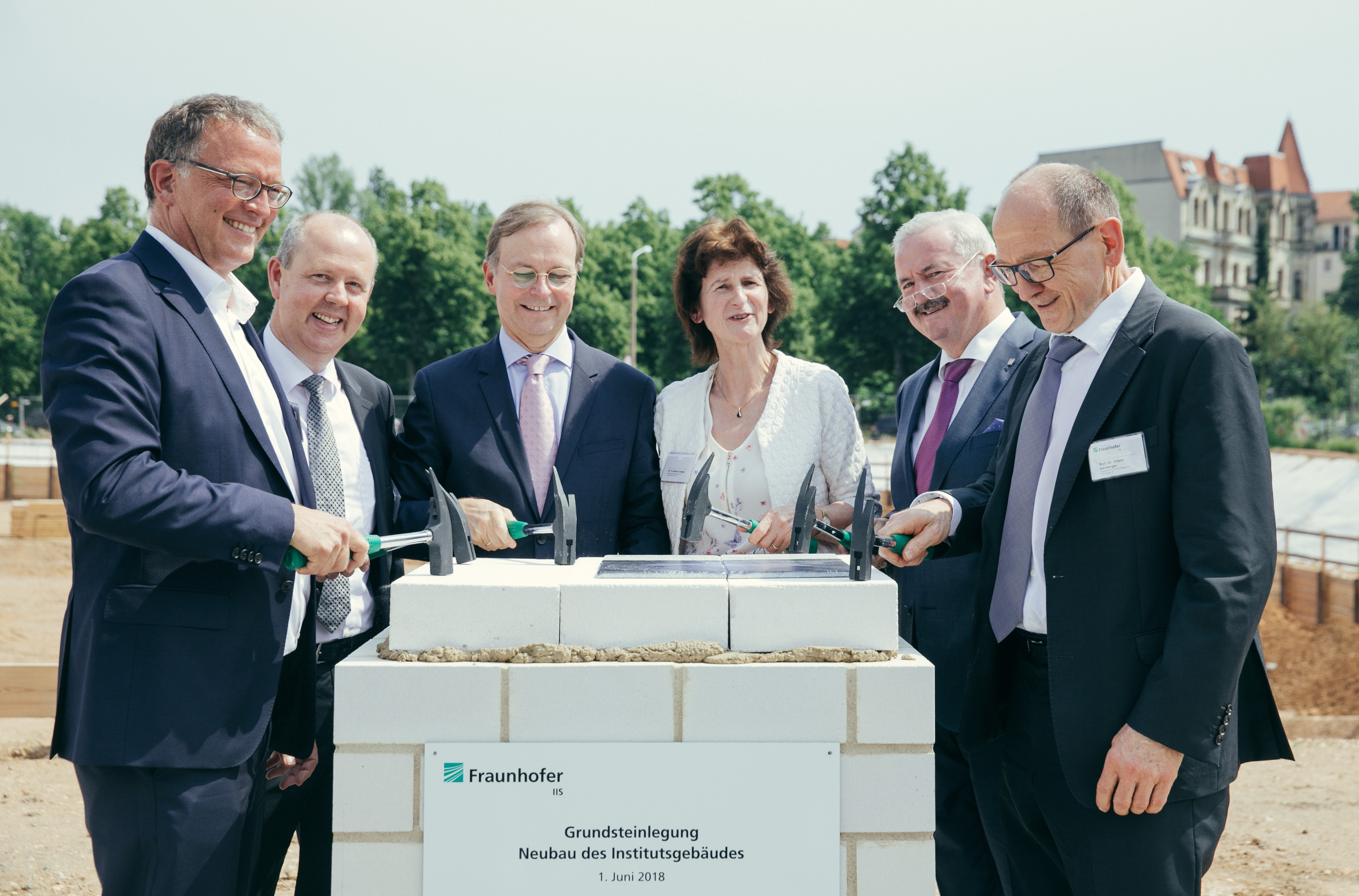 Thomas Heinle, Heinle, Wischer und Partner freelance architects, Dr Peter Schneider, director of the Fraunhofer Division EAS, Thomas Rachel, Parliamentary Secretary of State in the Federal Ministry of Education and Research, Dr Eva-Maria Stange, State Minister of Saxony for Science and Art, Prof. Dr Reimund Neugebauer, President of Fraunhofer-Gesellschaft, Prof. Dr Albert Heuberger, Executive Director of Fraunhofer IIS (from left to right)