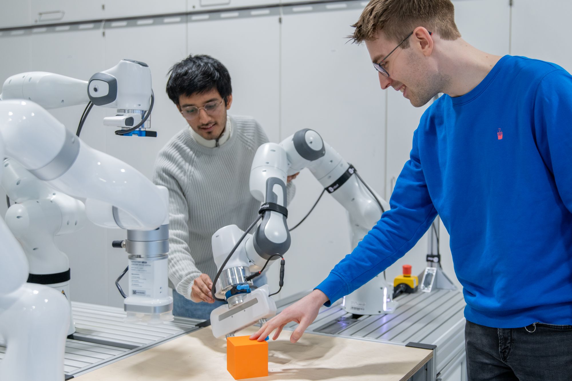 Wissenschaftler neben Roboterarm